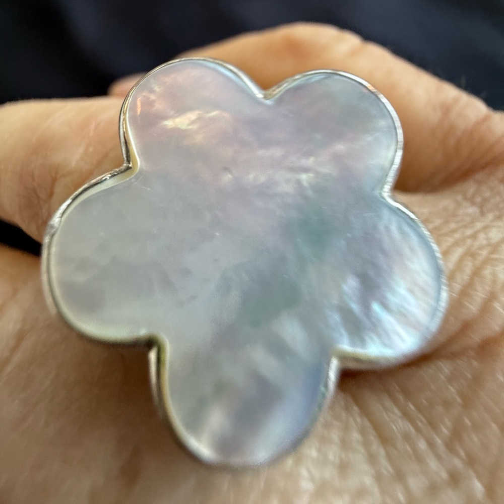 Ring w/flat pearl (not sure if it's a real pearl) size 7